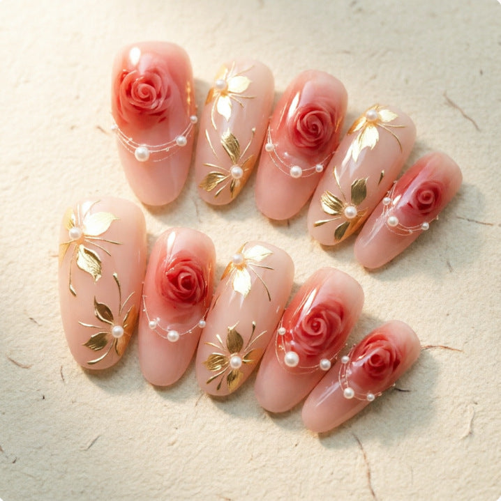 Kunstvolle Nagelspitzen mit Elegantem Goldschmuck Brehn
