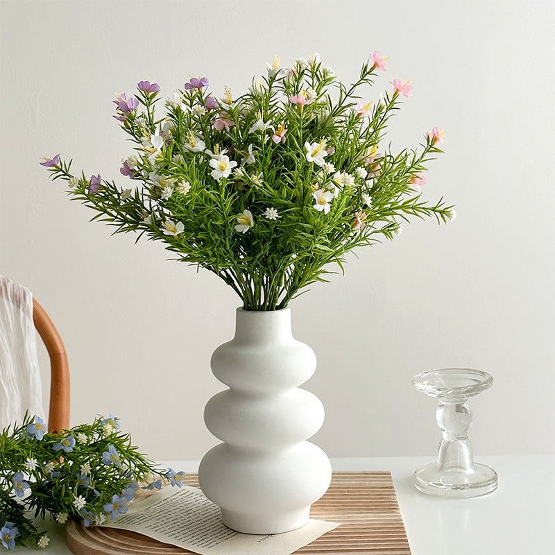 Realistische Blumenanordnung
