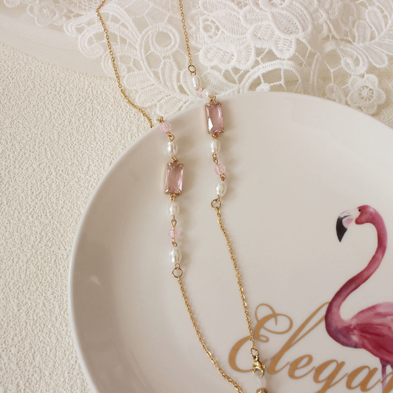 Elegante Schmuckkette mit Perlen und Pinken Akzenten Brehn