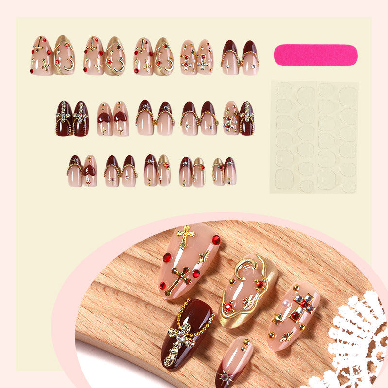 Dekoratives Kunstnagelset mit eleganten Verzierungen Brehn