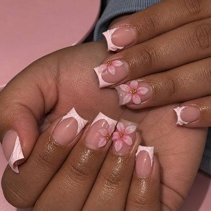 Kunstnagelset mit zarten Blumenmotiven Brehn