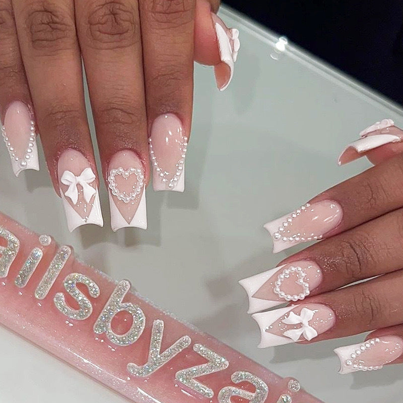 Kunstnagelset mit filigranen Herzen und Schleifenverzierungen Brehn
