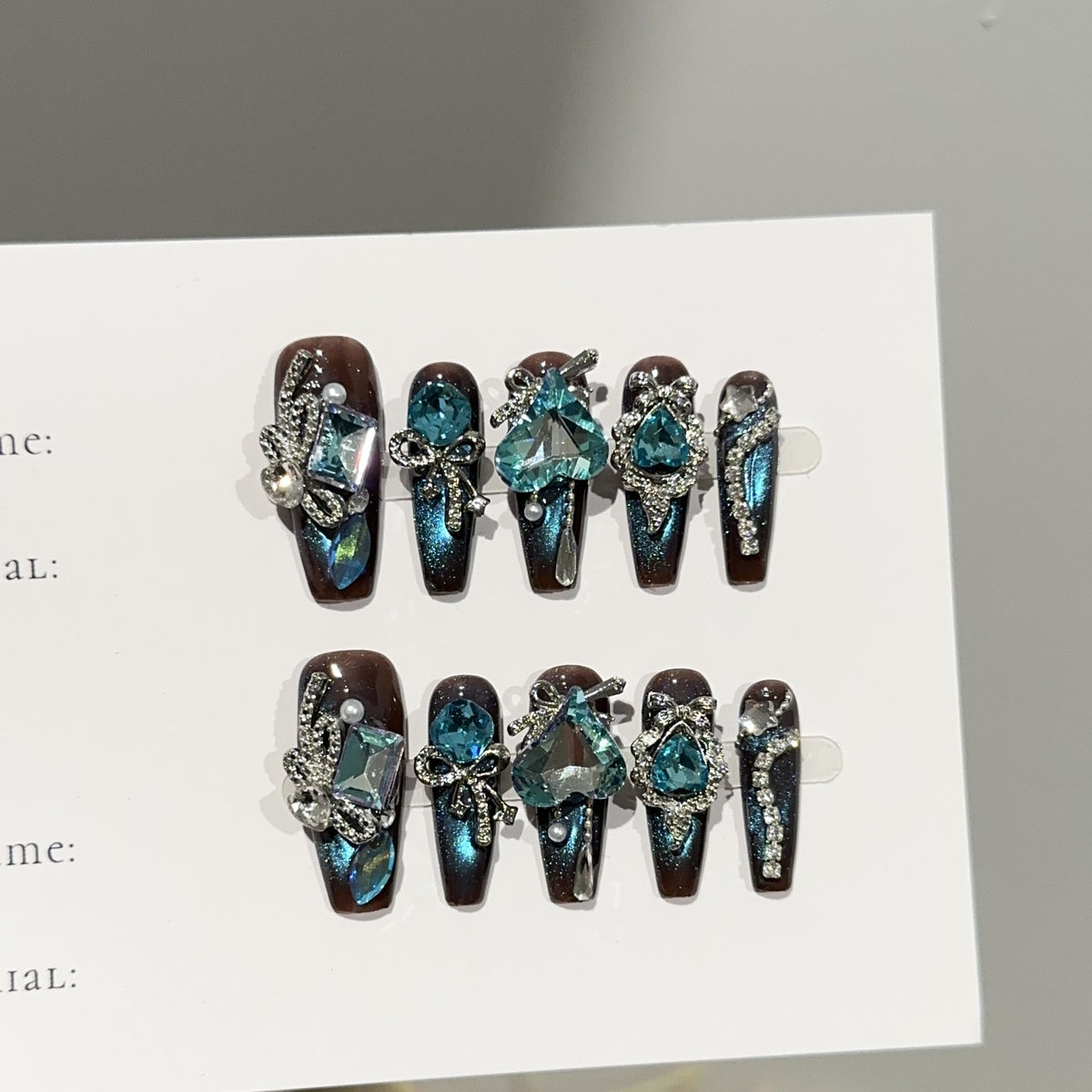 Künstlerisches, kristallverziertes Press-On-Nagelset