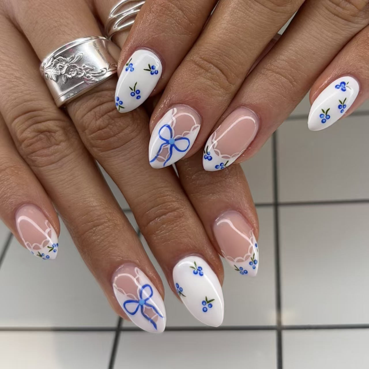 Künstlerische blumenmotivierte Press-On Nägel Brehn