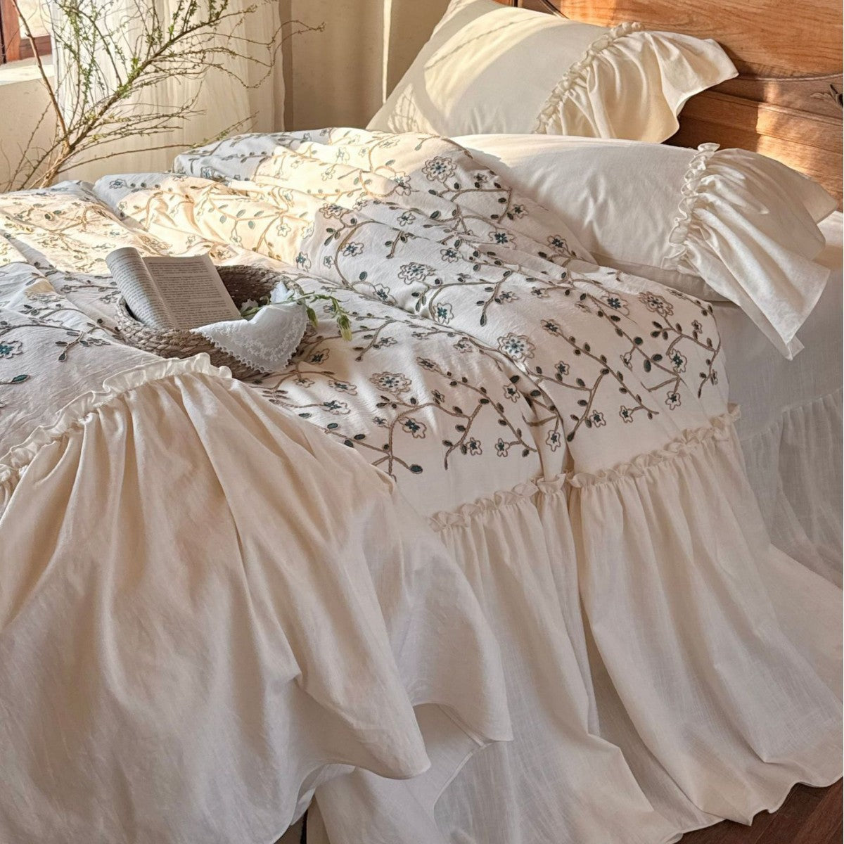 Bettwäsche-Garnitur mit floraler Stickdecke gerafftem Volant und Baumwollstruktur