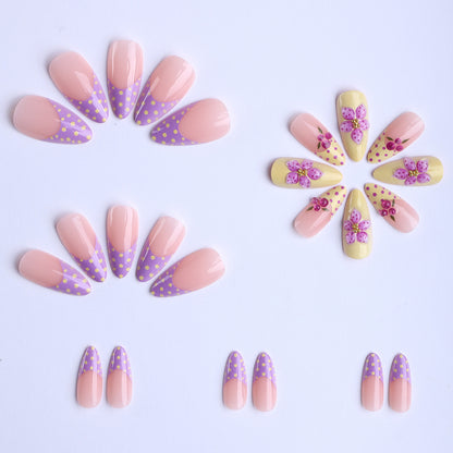 Künstliche Fingernägel mit Floralem Design und Glitzerakzenten Brehn