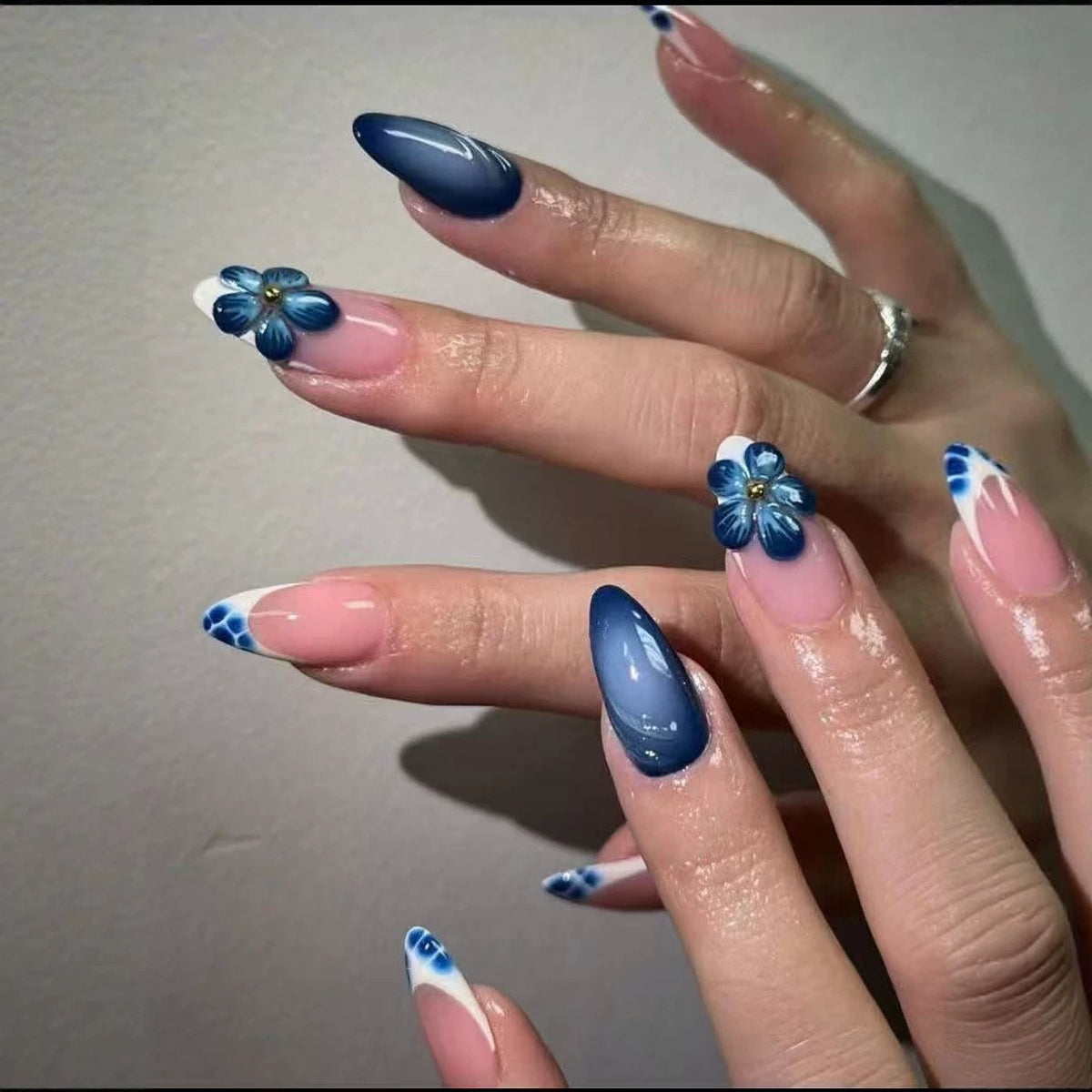 Künstlerisches Florales Press-On Nagelkunst Set