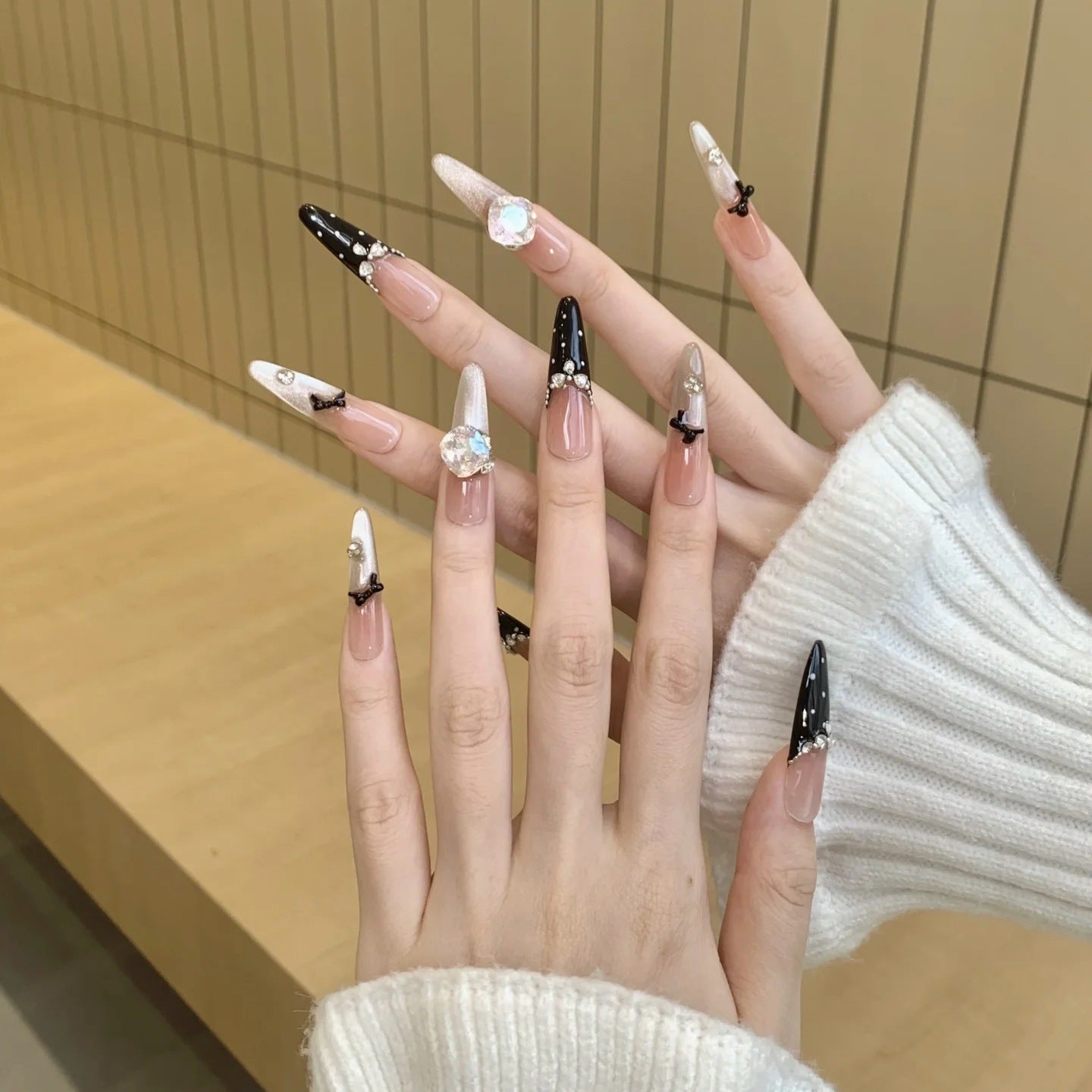 Kunstnägel mit Stilvollen Glitzerakzenten und Eleganter Detailverzierung Brehn