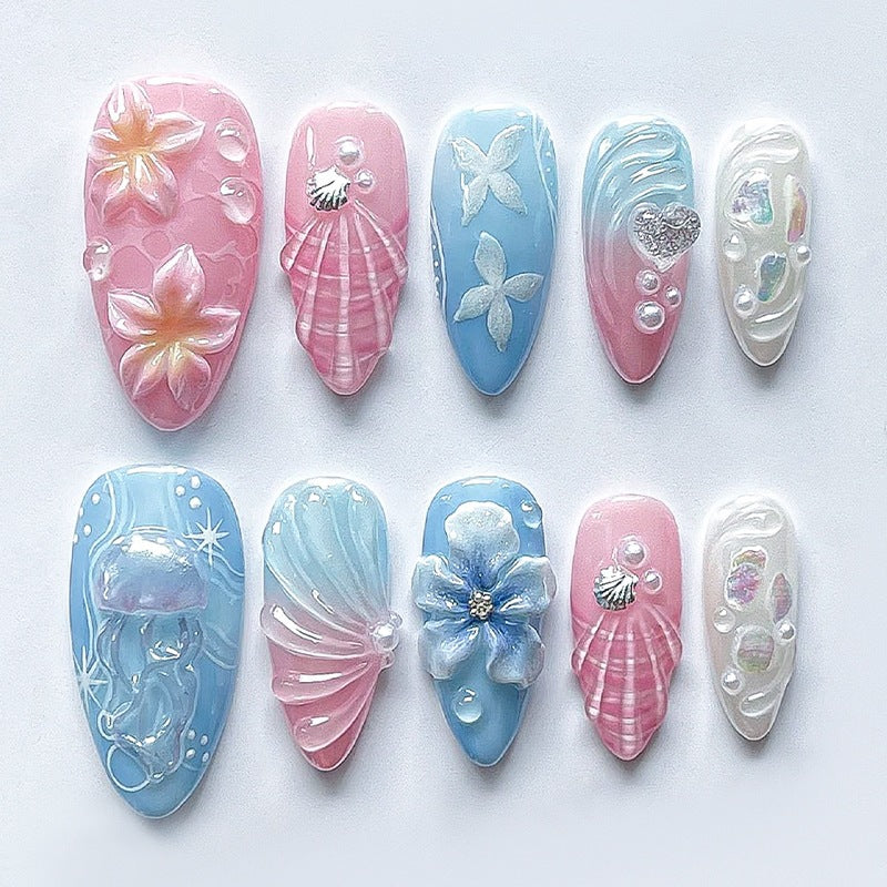 Kunstnagelset mit kreativen floralem und glitzernden Akzenten Brehn