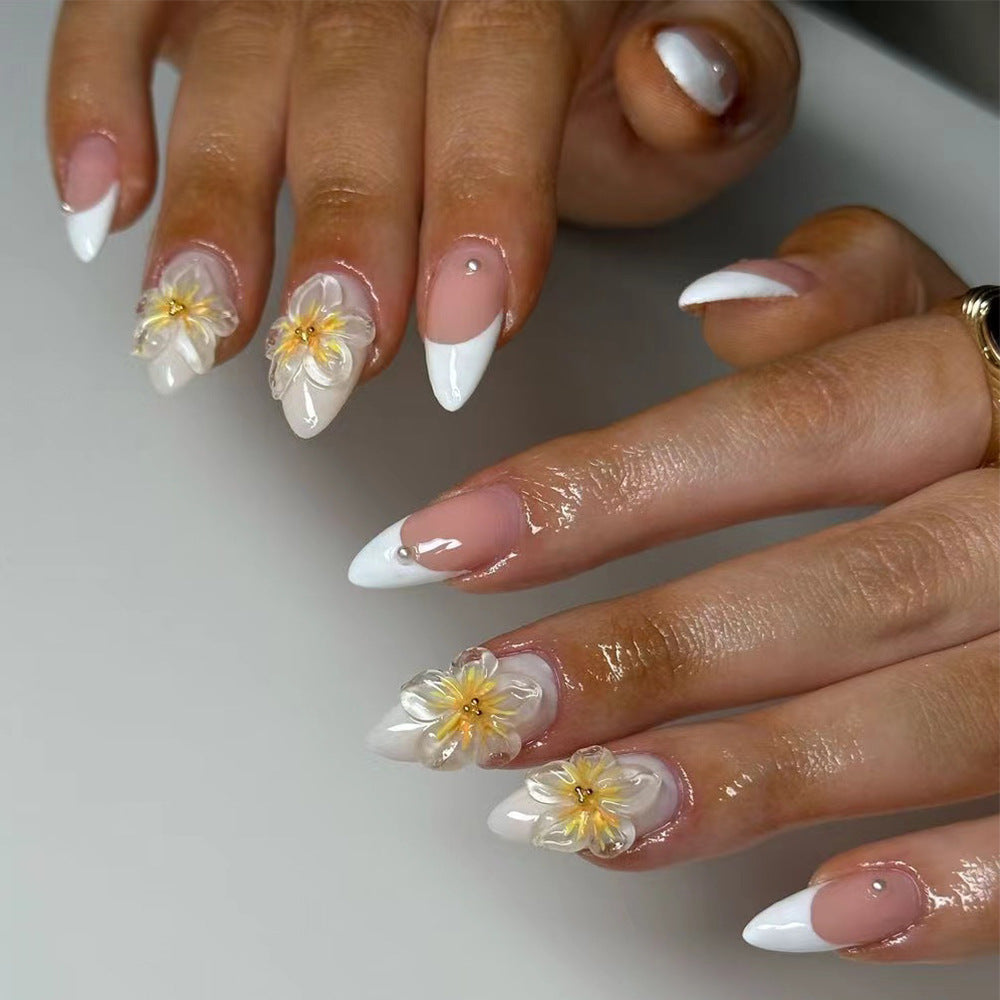 Kunstvolle Stiletto-Nägel mit floralen Akzenten Brehn