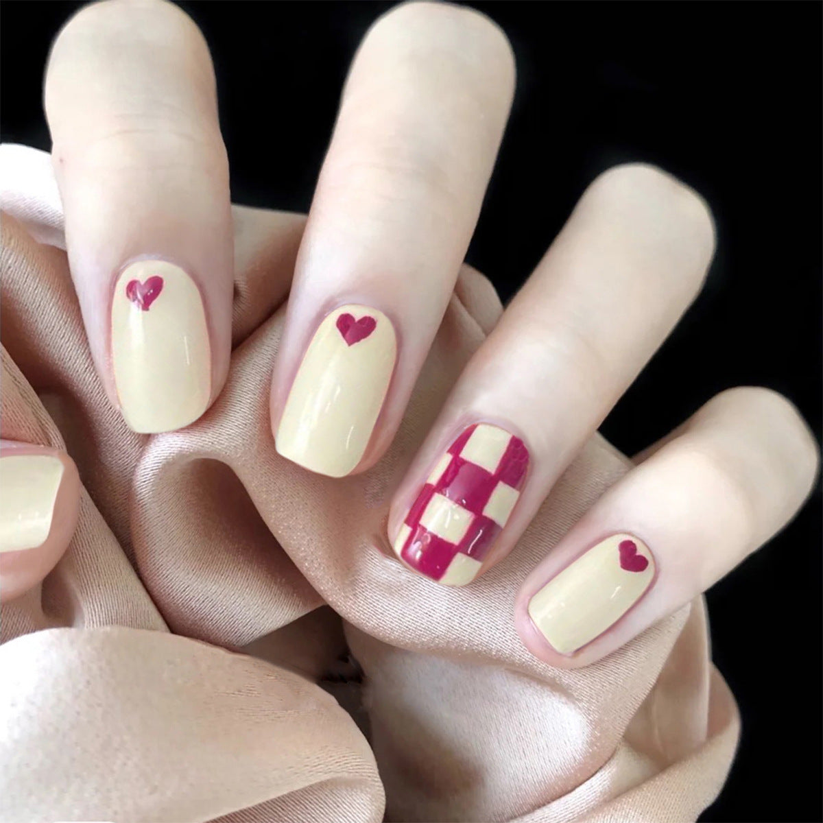 Trendige Nagelkunst mit Herz- und Karomuster Brehn