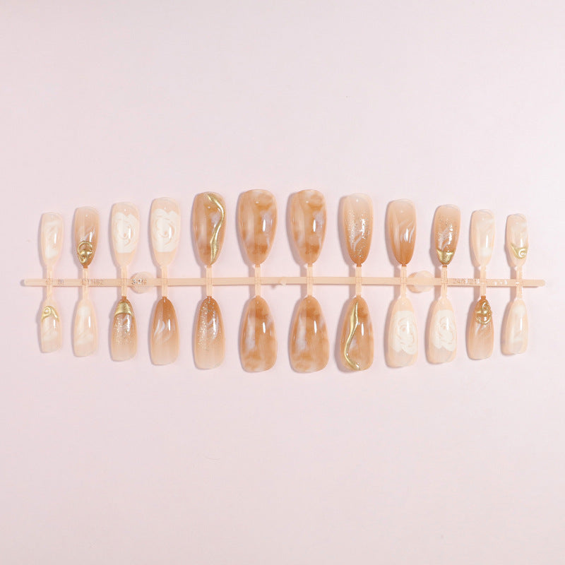 Künstlerisches Press-On Nagelset mit Gold- und Blumenakzenten Brehn