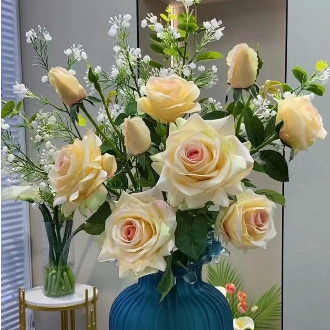 Lebensechte Rosenblumenarrangement