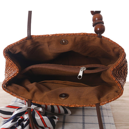 Geflochtene Handtasche mit Stilvollem Gestreiften Halstuch Brehn