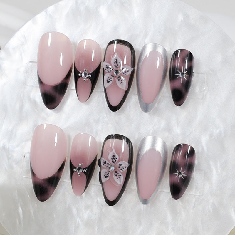 Kunstnagelset mit eleganten Spitzen und trendigen Akzenten Brehn