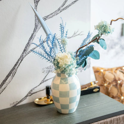 Dekorative Blumenarrangement mit Griffen