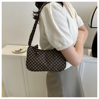 Stylische karierte Schultertasche