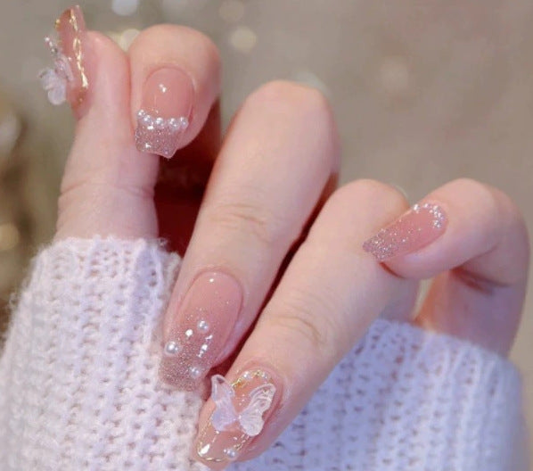 Elegantes Nageldesign mit Perlenverzierung Brehn