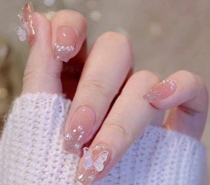 Elegantes Nageldesign mit Perlenverzierung Brehn
