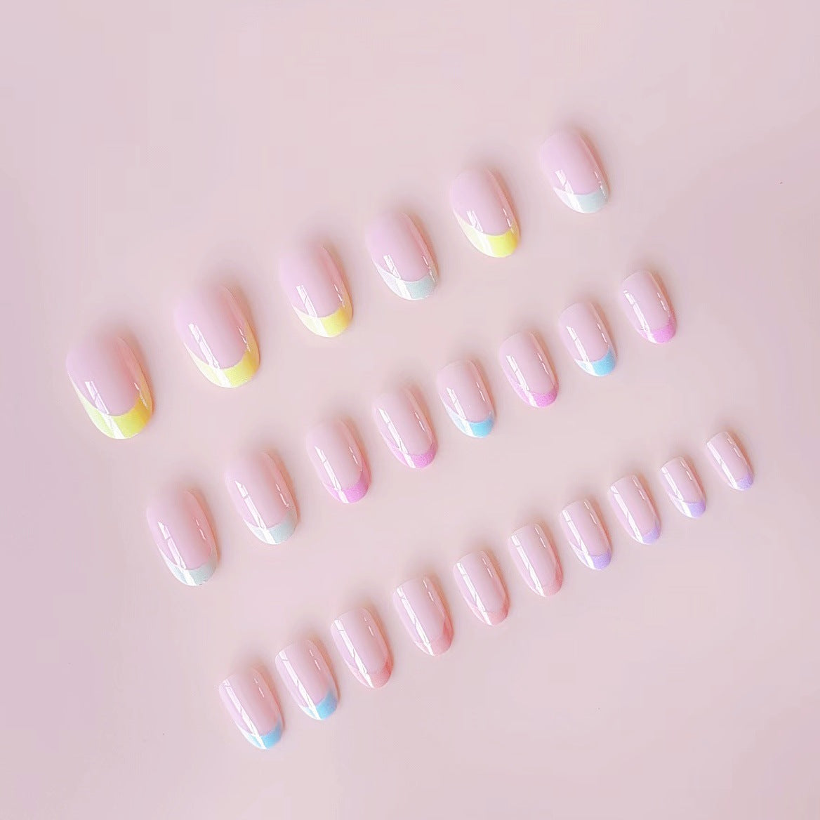 Kunstnagelset mit sanften Farbverlauf und eleganten Spitzen Brehn