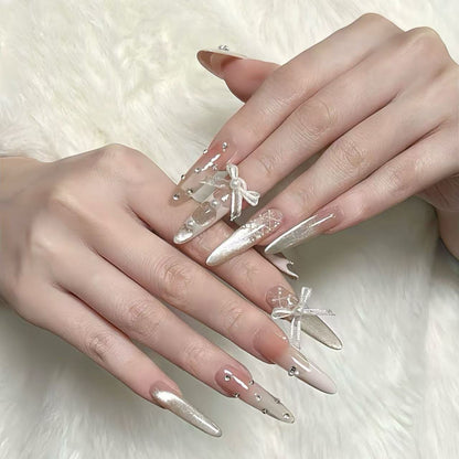 Elegante Stiletto-Nagelverlängerungen mit dekorativen Akzenten