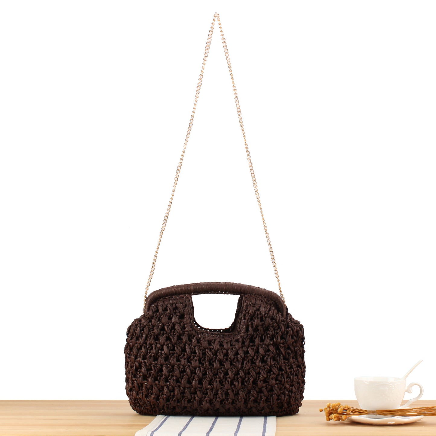 Handtasche Aus Naturbelassenem Geflochtenem Material mit Eleganter Kettenverzierung Brehn
