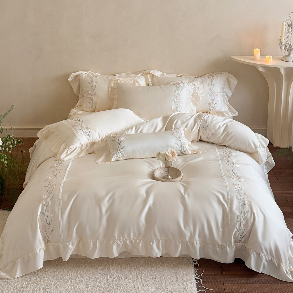 Besticktes Satin-Effect Floral Bettbezug Set mit Rüschenspiess und Kissenbezügen
