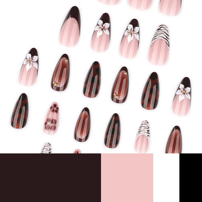 Kunstvolle Stiletto-Nägel mit eleganten Blumenmotiven und Glitzerakzenten Brehn