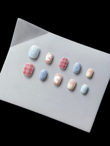 Dekoratives Press-On Nagelkunstset mit Blumen- und Karomustern