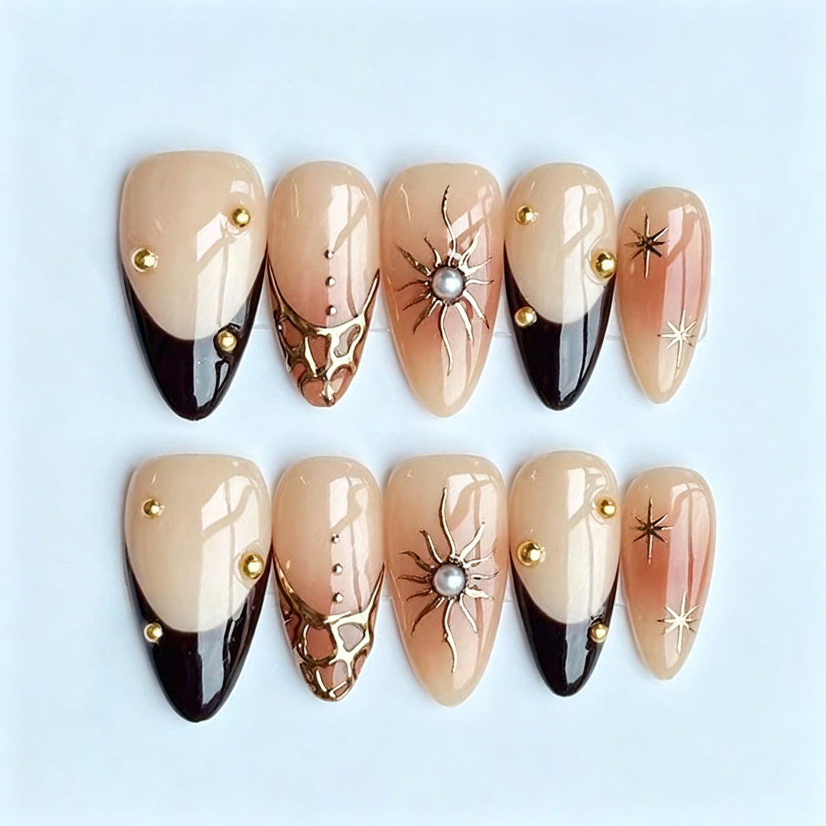 Künstlerisches Stiletto Press-On Nagelkunstset mit goldenen Akzenten Brehn