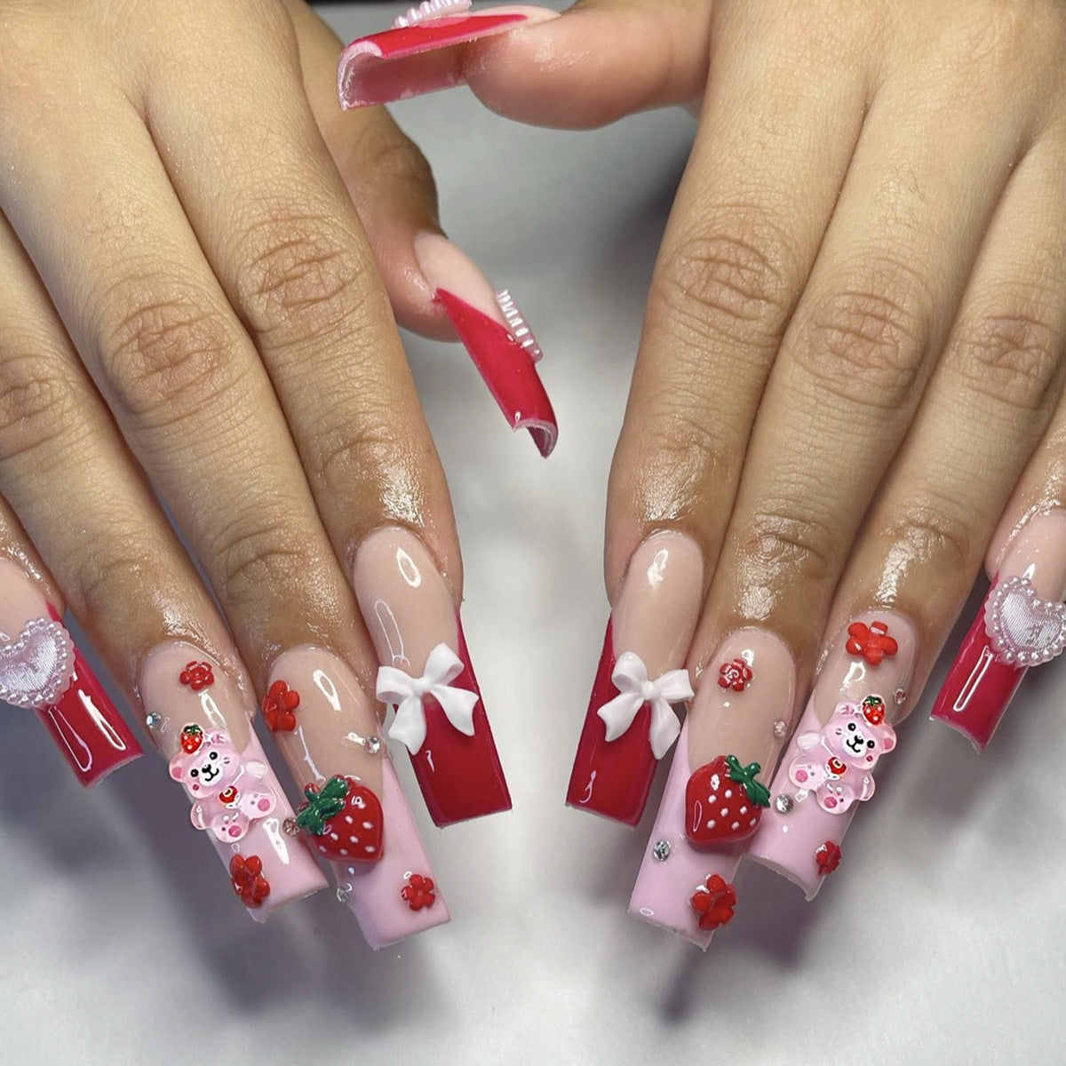 Kreative 3D Erdbeere und Schleifen Nagelkunst Verlängerungen Brehn