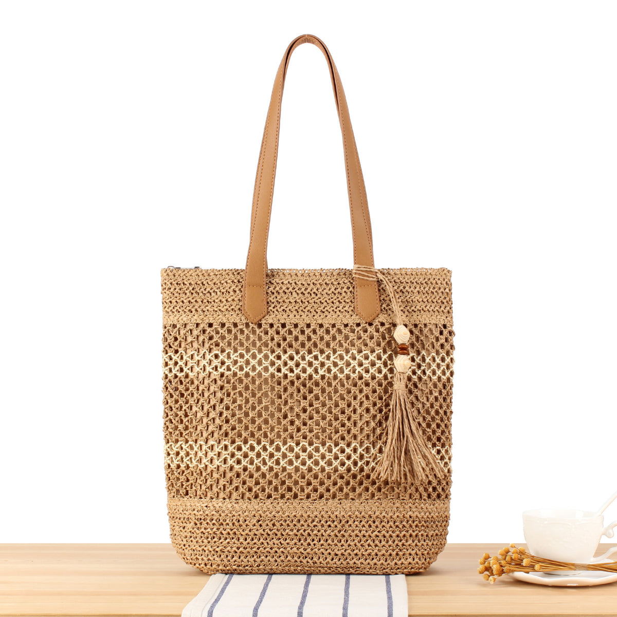 Handtasche Aus Natürlichem Geflochtenem Material mit Eleganten Lederriemen Brehn