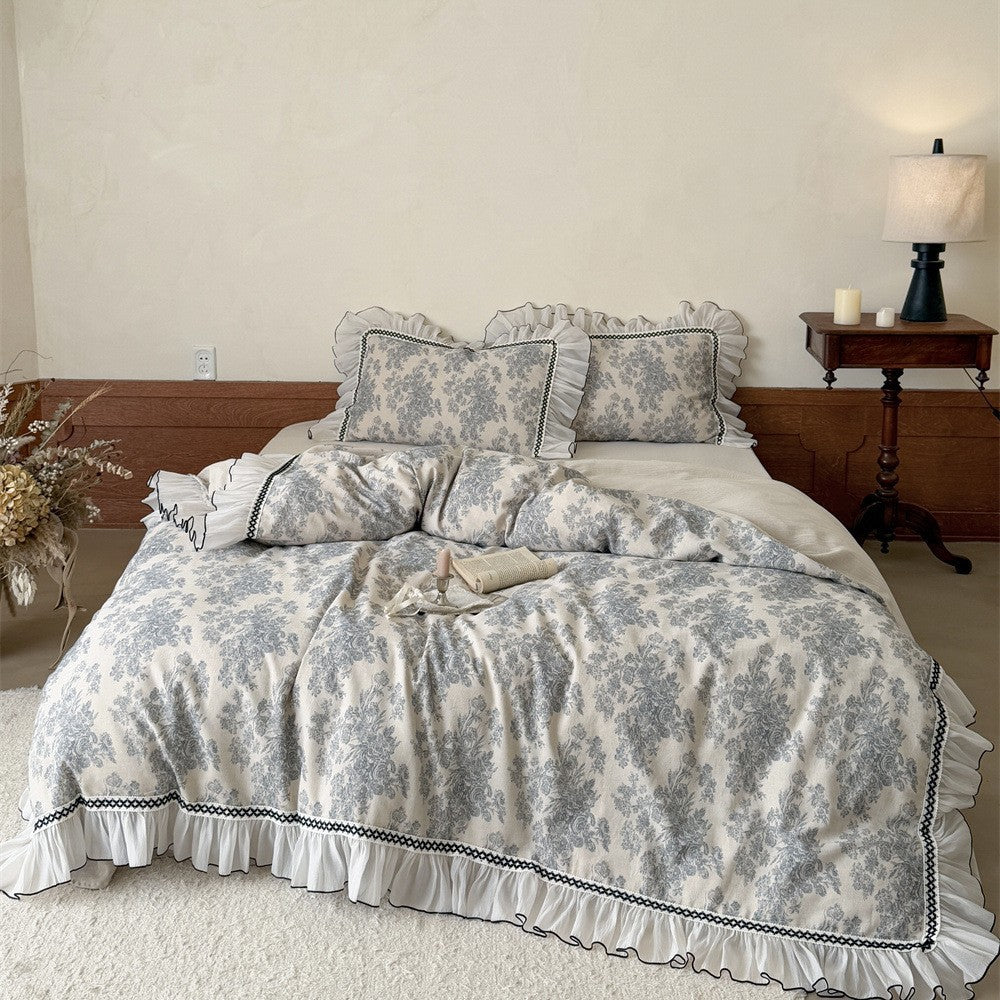 Romantische Bettwäsche-Garnitur mit Rüschen und feinem Blumen-Jacquard