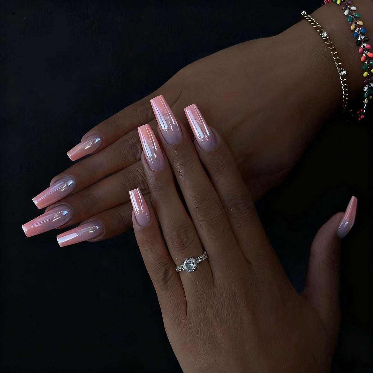 Glänzende Ombre-Nagelverzierungen Brehn