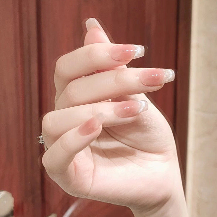 Kunstnagelset mit elegantem French-Design und funkelnden Akzenten Brehn