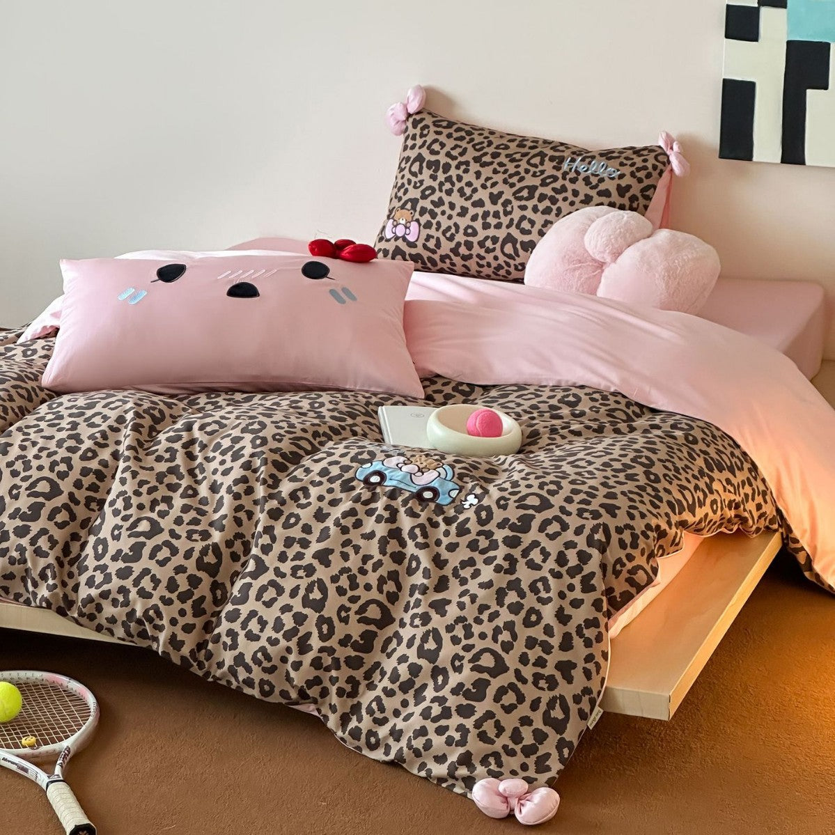 Leopard-Print Baumwollsatin Bettwäsche Set mit Wendbarem Pinkem Laken und Cartoon Applikations-Kissenbezügen