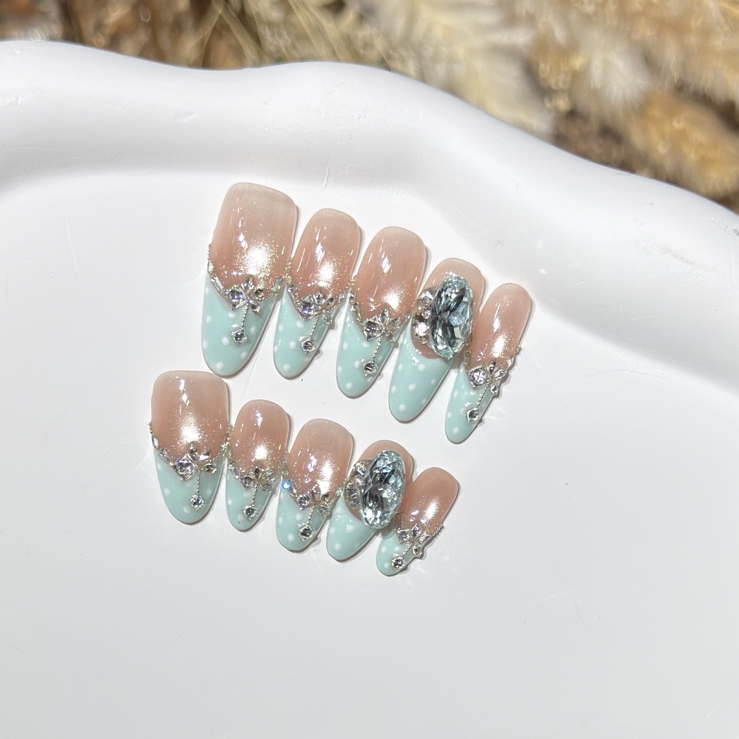 Elegantes dekoratives Press-On-Nagelset mit Edelsteinakzenten Brehn