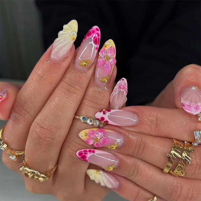 Kunstnägel mit floralen Akzenten und Glitzerverzierungen Brehn