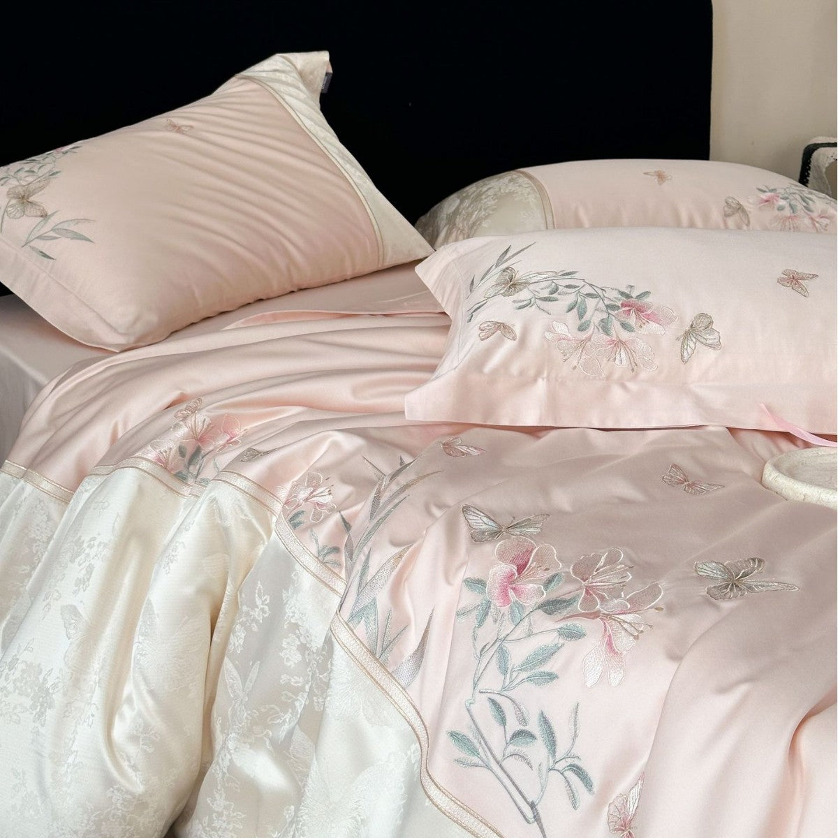 Satin-Bettwäsche-Garnitur mit zarter Blumen- und Schmetterlings-Stickerei