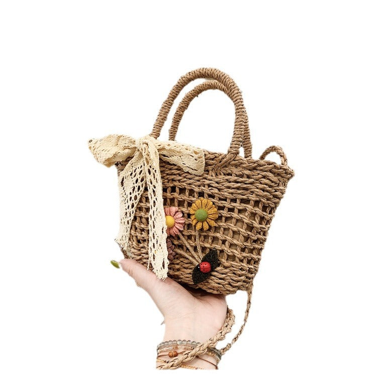 Verspielte Korbtasche mit Floralen Applikationen Brehn