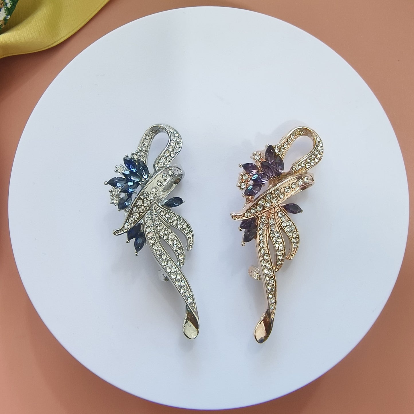 Exquisite Brosche mit Funkelnden Zirkonia und Blauen Edelsteinen Brehn
