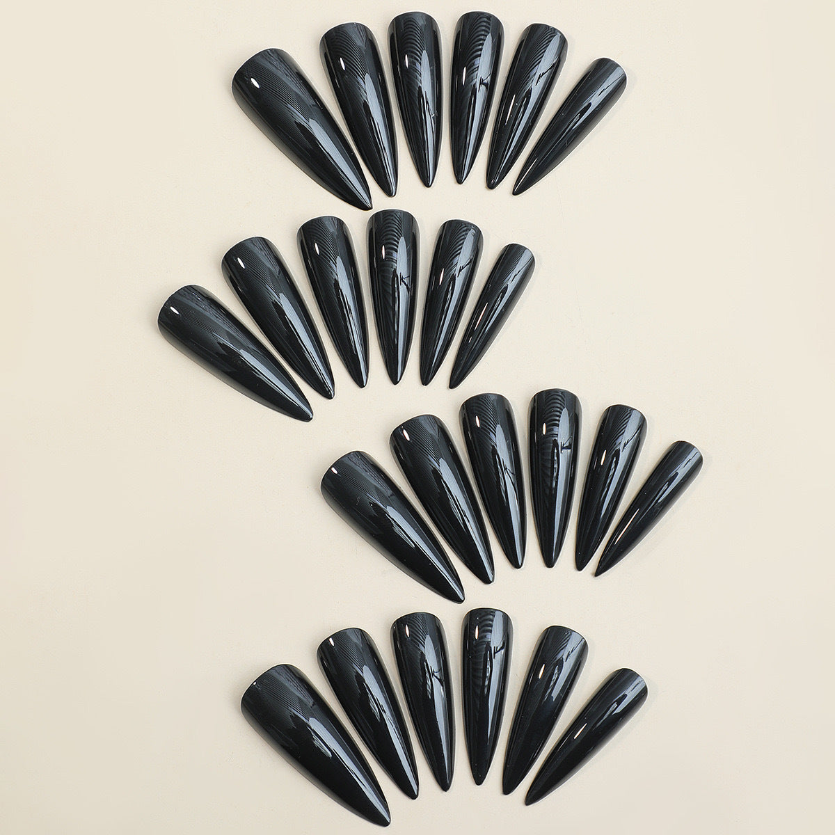Kunstnagelset mit elegantem spitzen Design Brehn