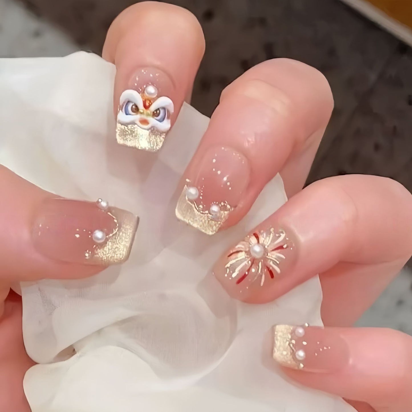 Kunstnägel mit Eleganten Perlen- und Blütenakzenten Brehn