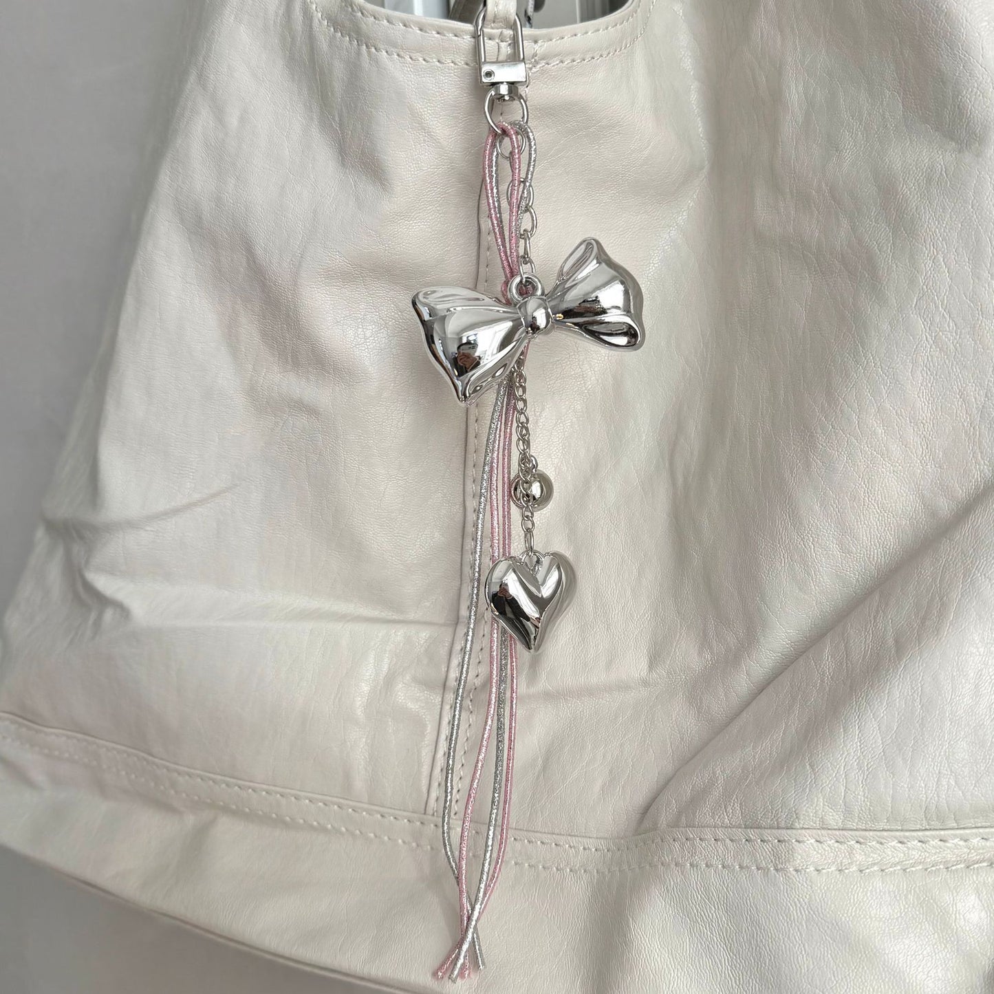 Eleganter Bow- und Herz-Charmschlüsselanhänger Brehn