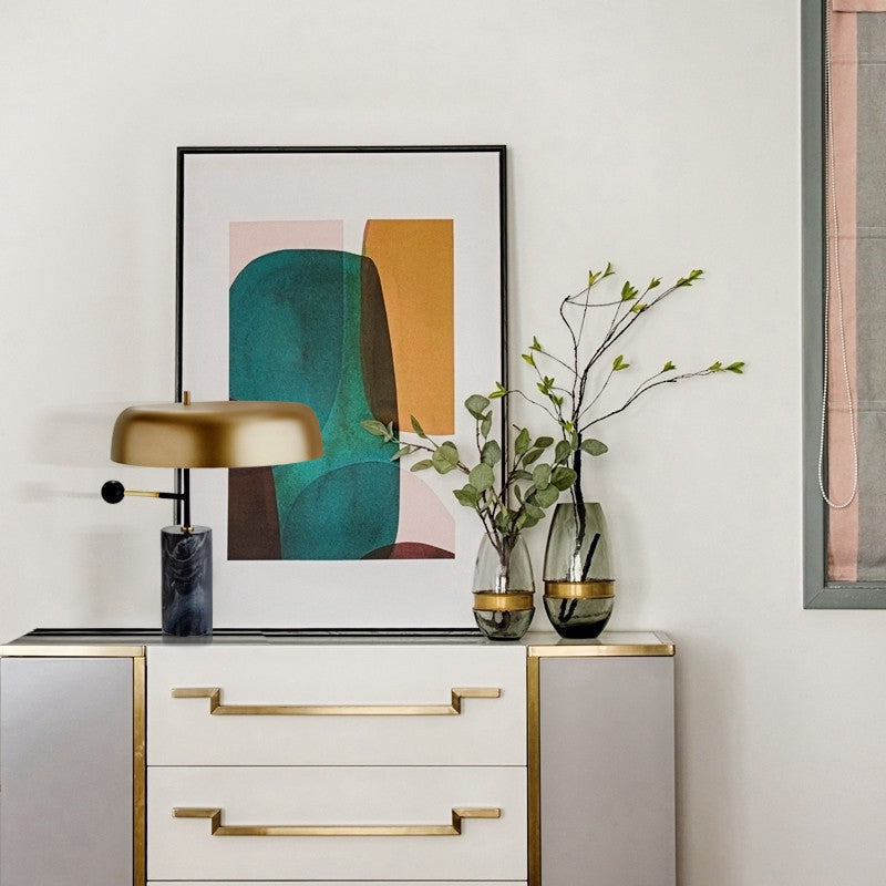 Stylische Tischlampe mit Marmorbasis und goldenen Akzent