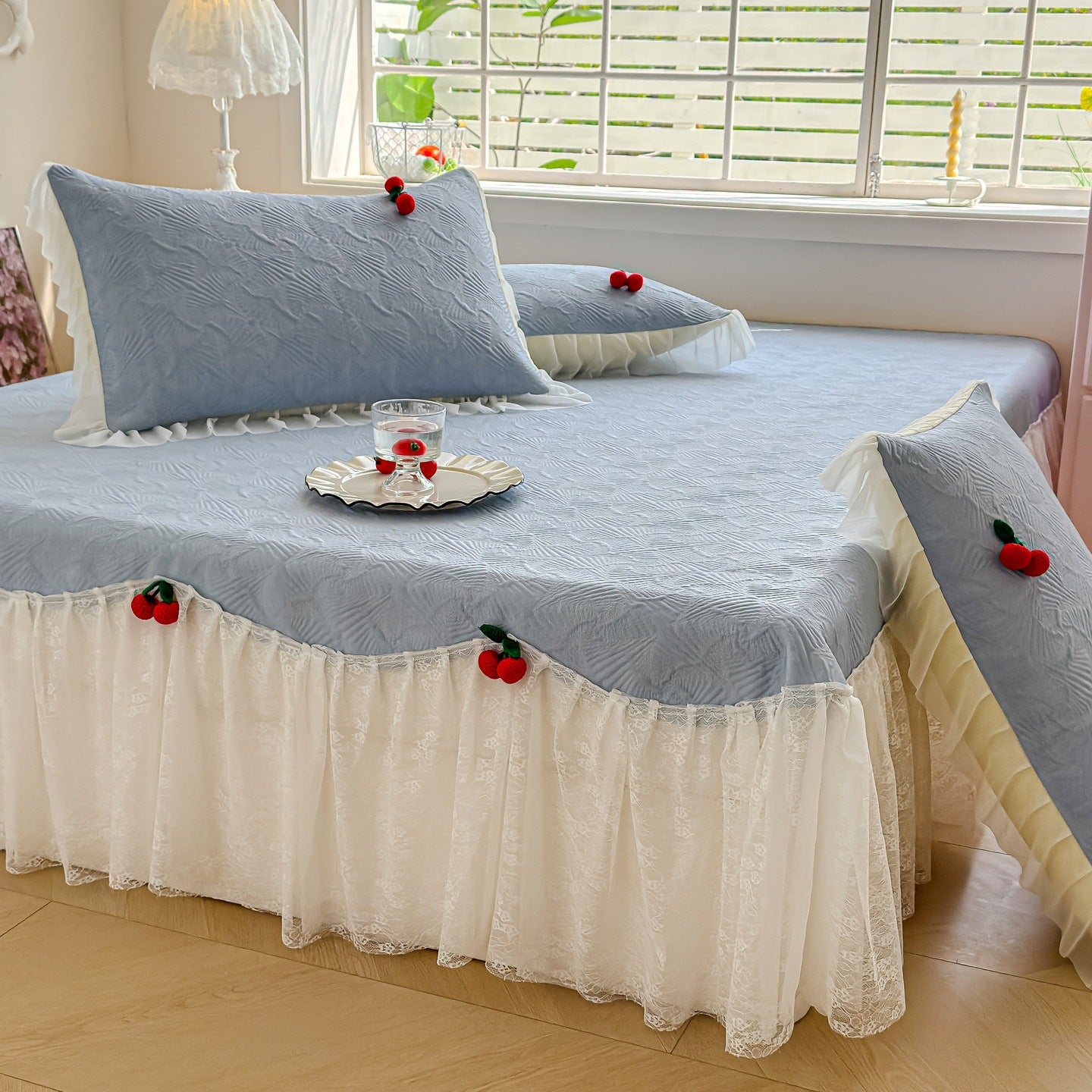 Damen Tagesdecke mit verspieltem Rüschendesign und eleganter Textur Brehn