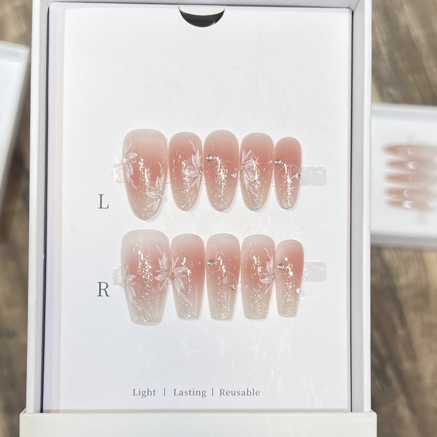 Elegantes blumeninspiriertes Press-On-Nagelset Brehn