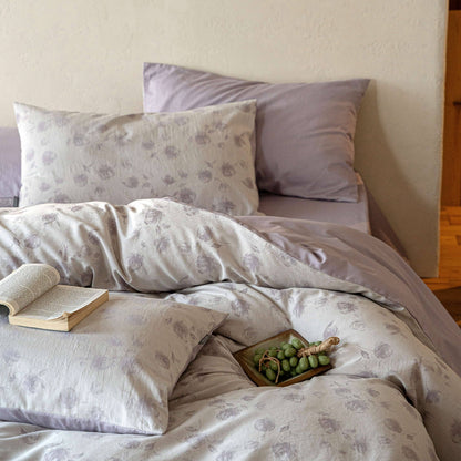 Duvetbezug-Garnitur aus Baumwoll‑Renforcé mit feinem Toile‑Blumenmuster und extraweichem Jersey‑Spannbettlaken