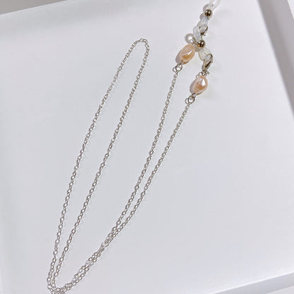 Elegante Schmuckhalterkette mit Perlen- und Goldakzenten Brehn