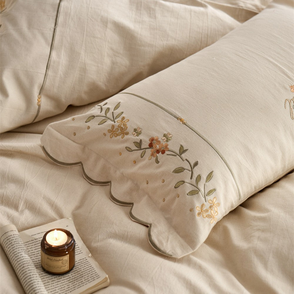 Besticktes Baumwoll-Leinen Bettwäsche-Set mit gewelltem Saum und floralem Bordürenmotiv